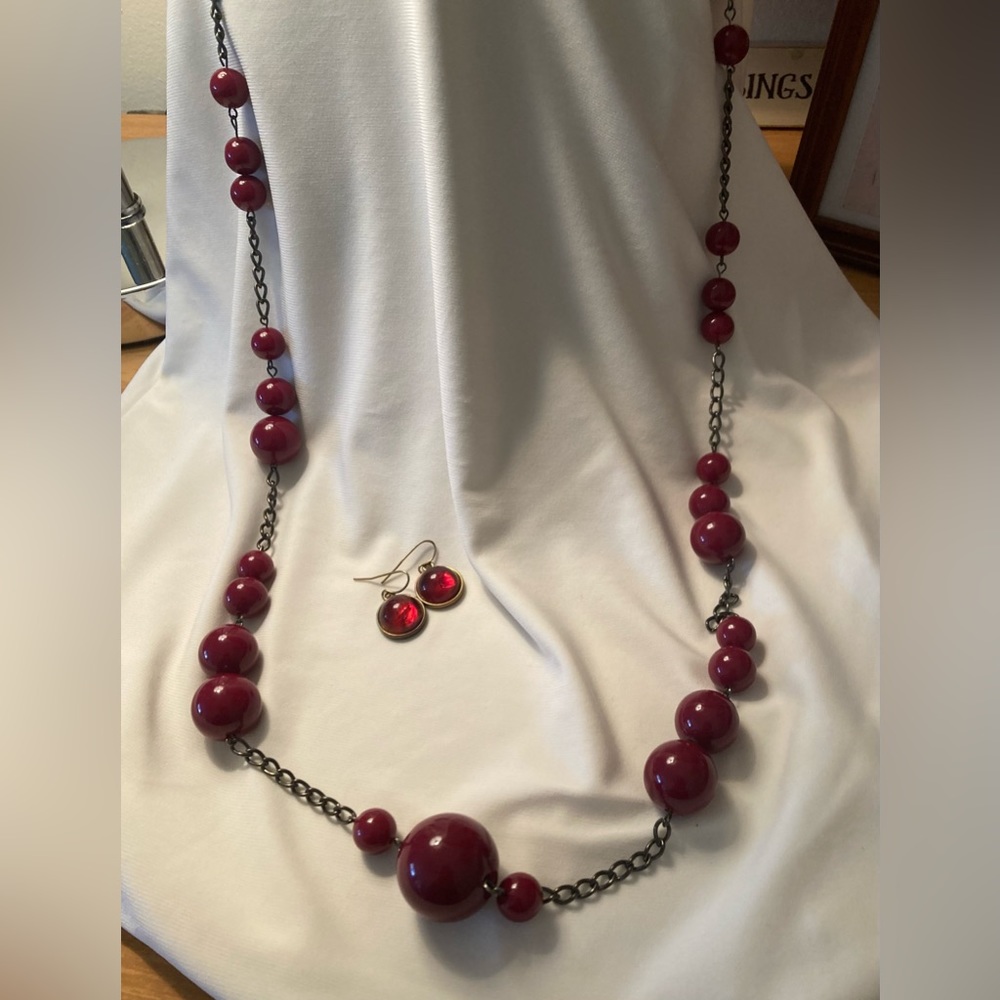 Vintage Burgundy Graduated Bead Costume Jewelry Necklace & Earrings Set 19.5”